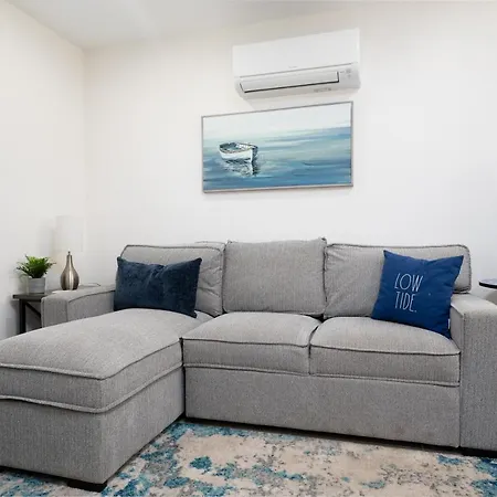Cozy And Comfortable One Bedroom Efficiency! 5 Blocks To The Beach!